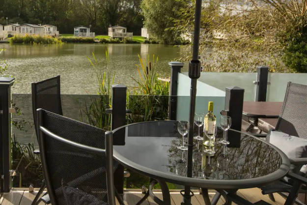 Lakeside lodge in the Cotswold Water Park, near Cirencester